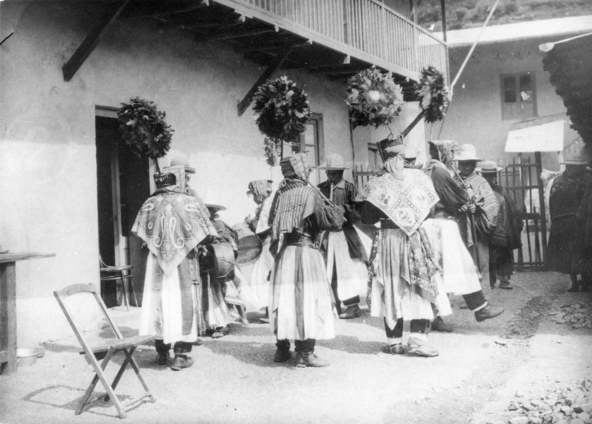 Danzantes quechuas con atuendo festivo en Pelechuco
