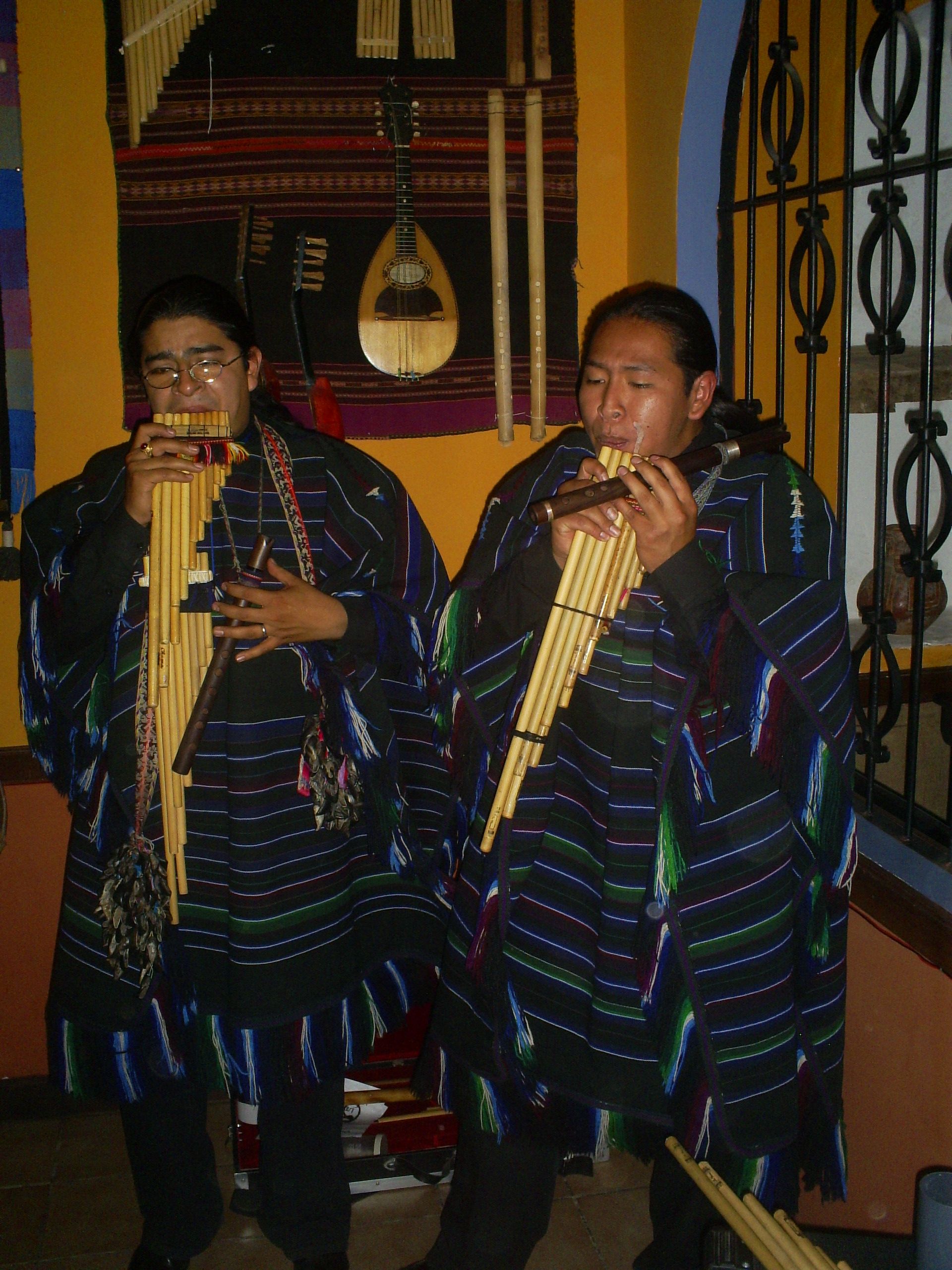 Ejecución del siku por indígenas de Bolivia
