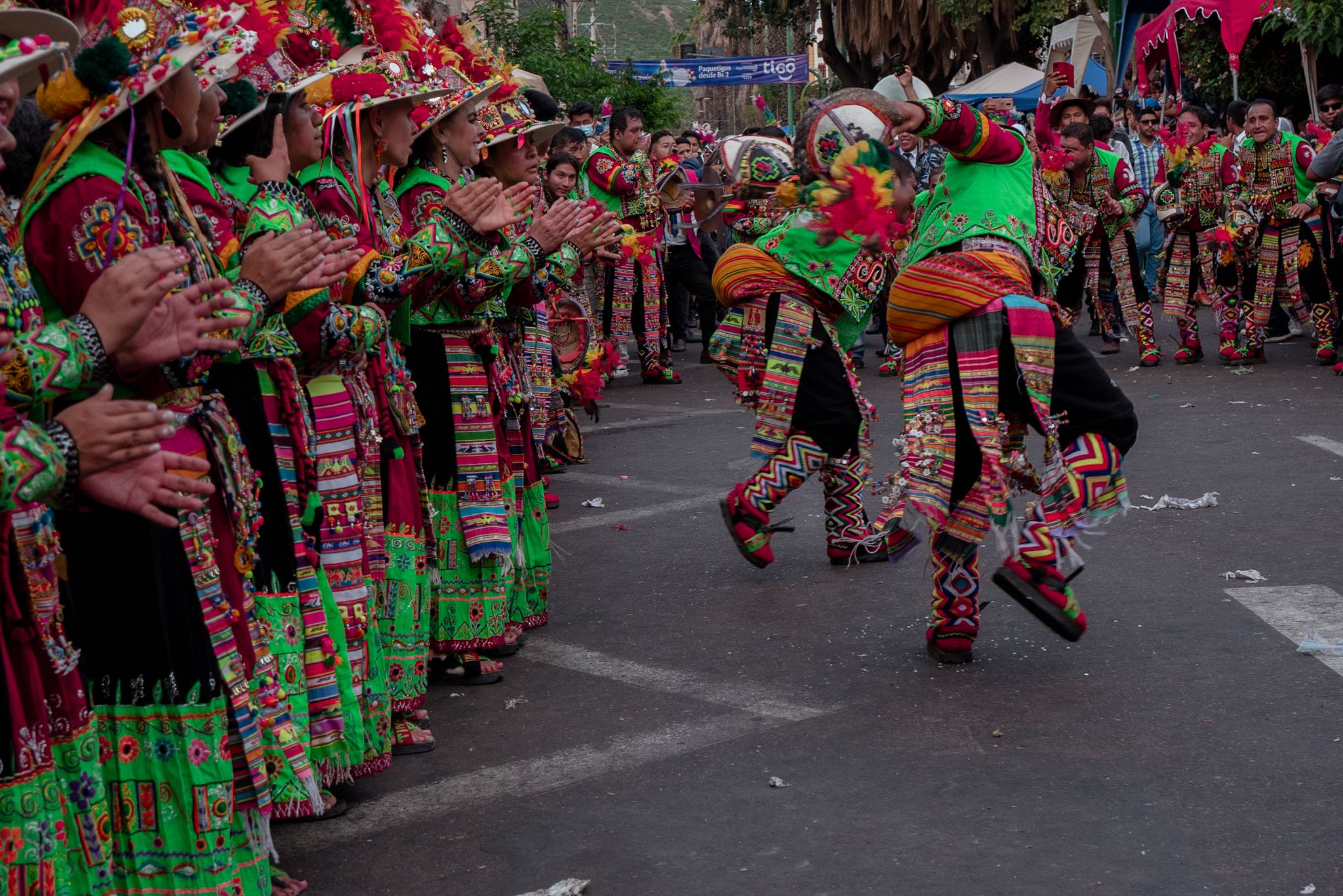Tinkus en la entrada folklórica del carnaval de Cochabamba