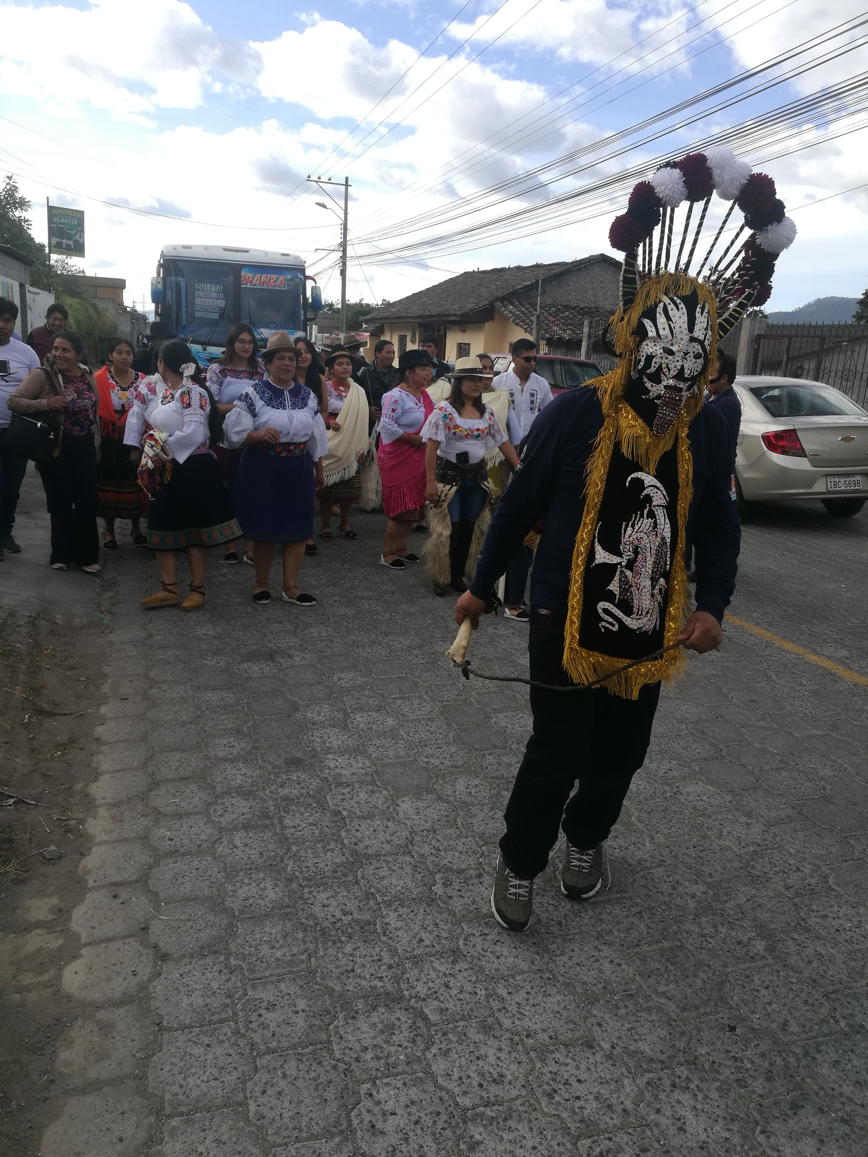 El Aya Uma guía una comparsa en el Inti Raymi de La Esperanza