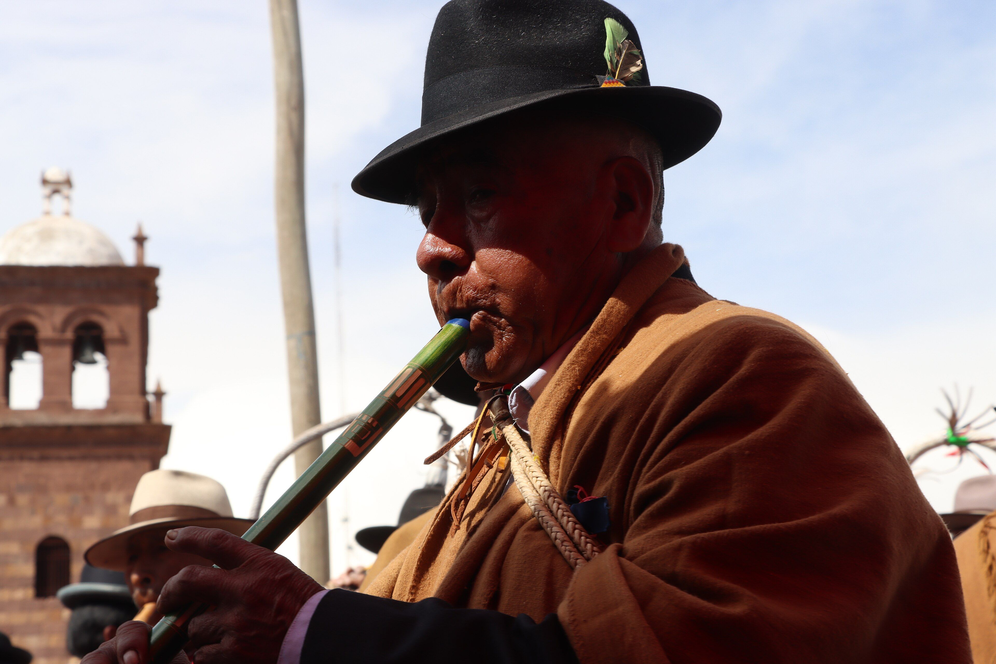 Músico tocando la tarka
