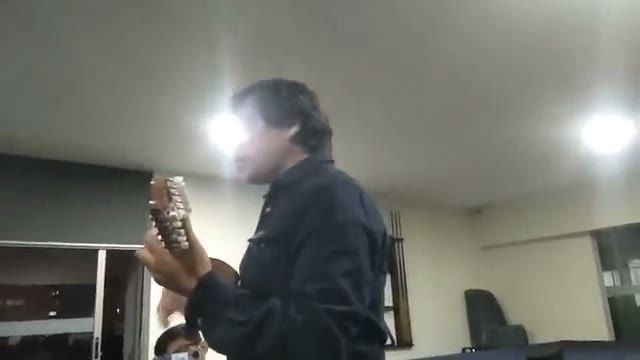Raúl Cisneros Cárdenas toca el charango